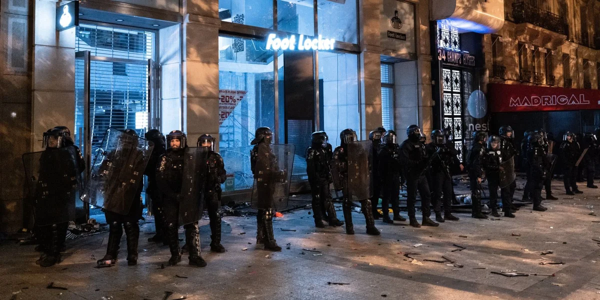 No PSG-Victoire: Zweeten Dag vun de Feierlechkeete fält gréisstendeels friddlech aus | © picture alliance / NurPhoto | Jerome Gilles