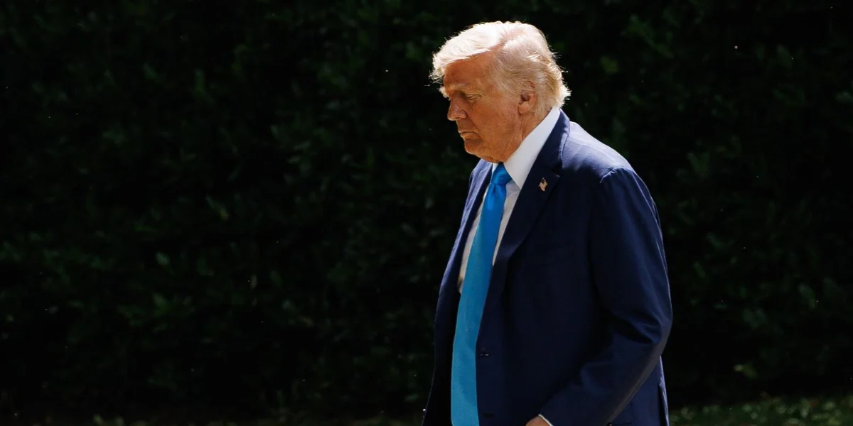 Donald Trump fuerdert Entloossung vu Journalisten | © picture alliance / NurPhoto | Aaron Schwartz