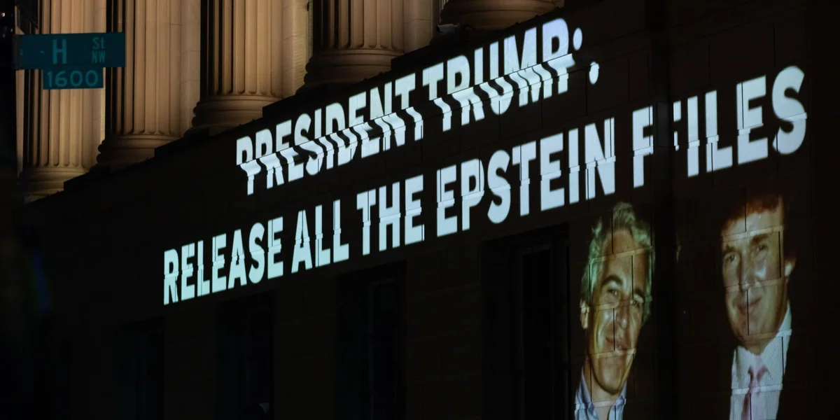 Nei Dokumenter weisen: Donald Trump u Bord vum Fliger vum Jeffrey Epstein | © picture alliance / NurPhoto | Allison Bailey