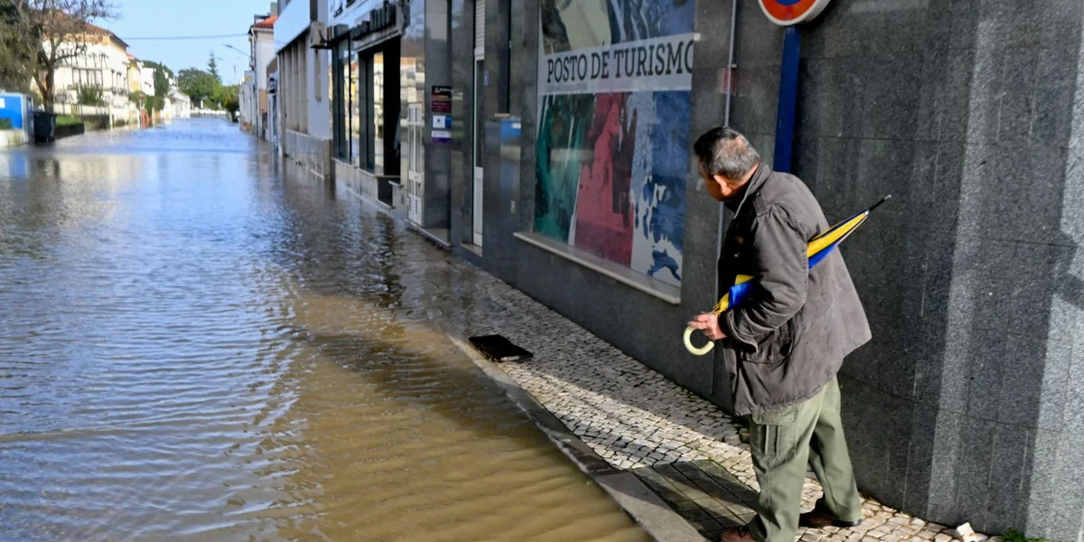 Stuerm Leonardo: Dausende Leit a Spuenien evakuéiert, een Doudesaffer a Portugal | © EPA/CARLOS BARROSO