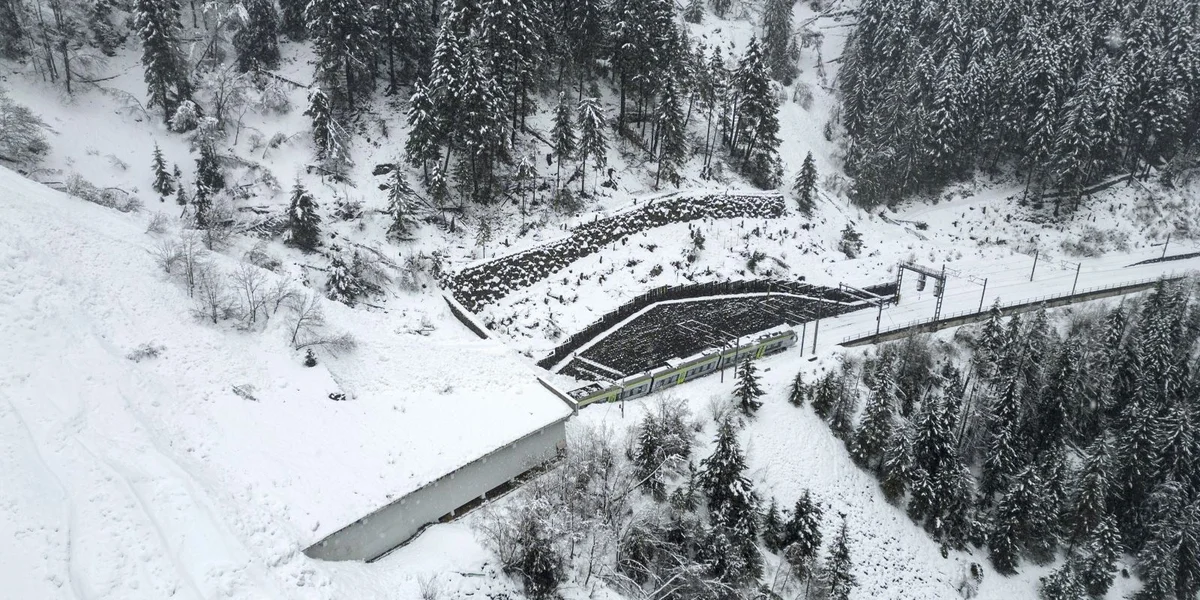 Dëse Wanter sinn 135 Mënschen duerch Lawinen an den europäesche Bierger gestuerwen | ©  EPA/JULIEN GRINDAT