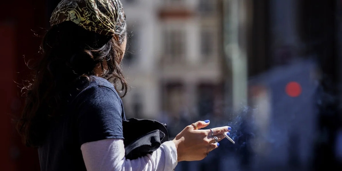 39 % vun deene Jonken tëschent 16 a 24 Joer hu wéinst Stress ugefaangen ze fëmmen | © EPA/TOLGA AKMEN