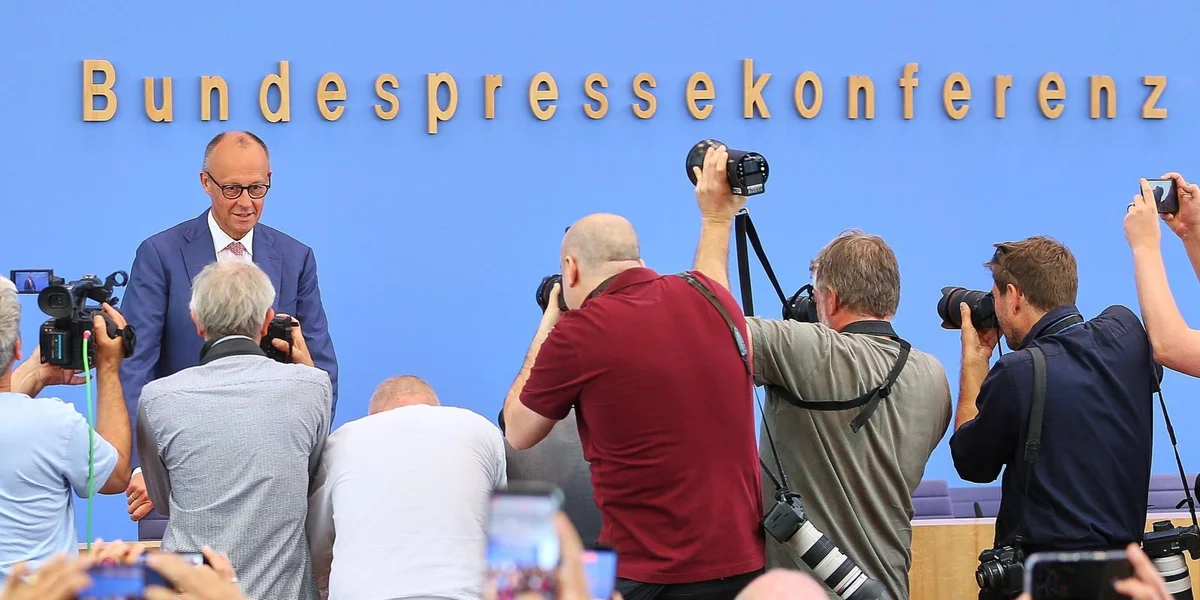 Ongewinnt selbstkritesch: Friedrich Merz hält seng Summer-Pressekonferenz | © picture alliance / dts-Agentur | dts Nachrichtenagentur GmbH