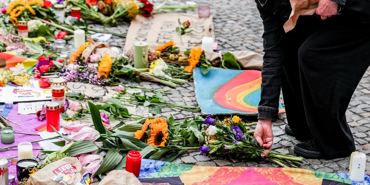 Um Handy vum presuméierten Attentäter op den CSD ass Bekennervideo fir IS fonnt ginn | ©  EPA/FILIP SINGER