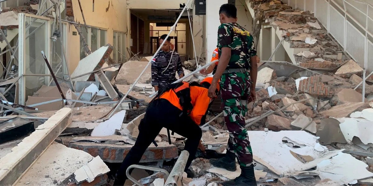 Op d'mannst 20 Doudesaffer bei Äerdbiewen an Indonesien | © EPA/BASARNAS