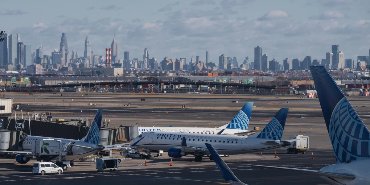 Fligere vu United Airlines um Flughafen zu Newark. Am Hannergrond gesäit een d'Skyline vun New York. | © EPA/OLGA FEDOROVA