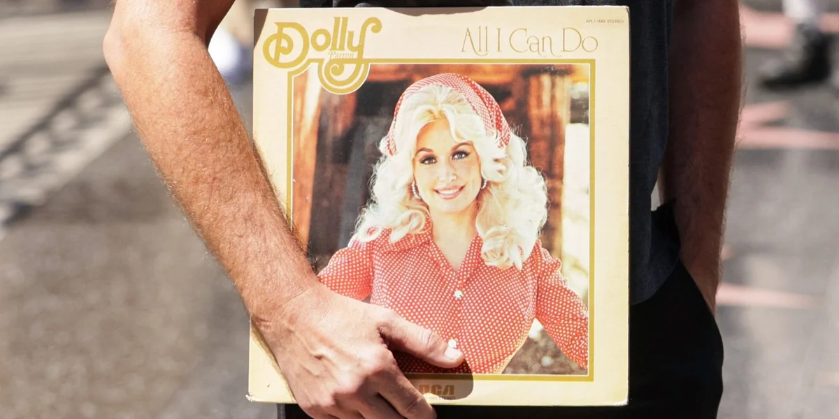 D'"Kinnigin vun der Country-Musik": D’Dolly Parton ass dout | © EPA/CHRIS TORRES