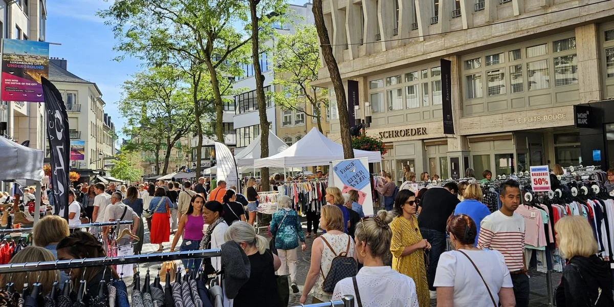 Braderie an Zäite vum Onlinehandel: "Si siche Berodung, si sichen d'Wuer unzepaken" | © GilPe / Wikimedia Commons / Creative Commons Attribution-Share Alike 4.0 International license.