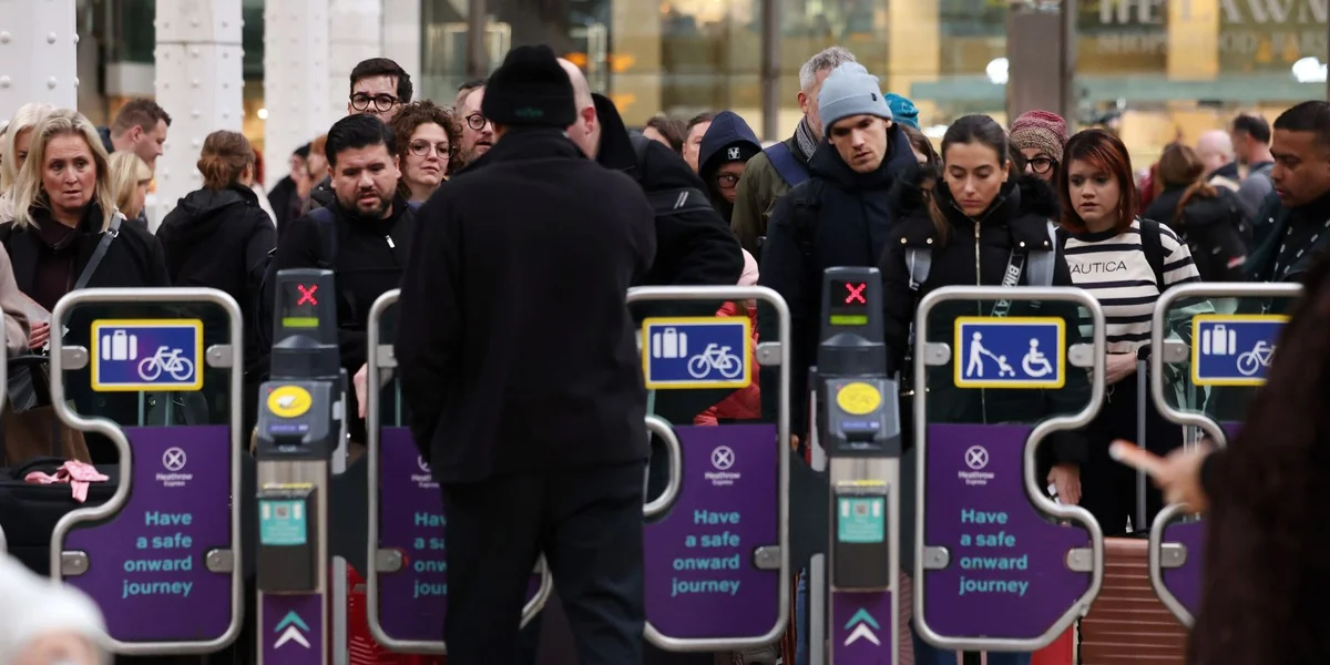 Technesch Steierung behuewen, mee weider Chaos op Fluchhäfen a Groussbritannien | ©  EPA/ANDY RAIN