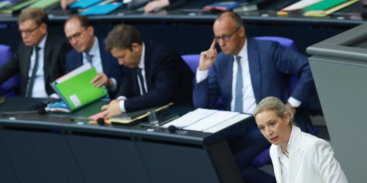 Bundeskanzler Merz an AfD-Chefin Weidel attackéiere sech hefteg am däitsche Bundestag | © EPA/CLEMENS BILAN